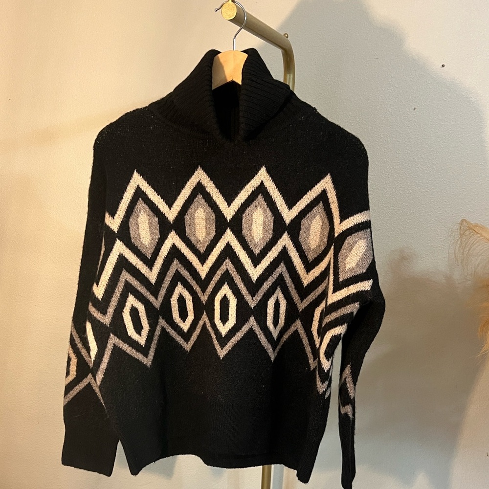 Geometric Patterned Black and Cream Sweater